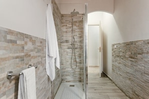 Haartrockner, Bidet, Handtücher, Seife