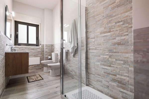 Haartrockner, Bidet, Handtücher, Seife