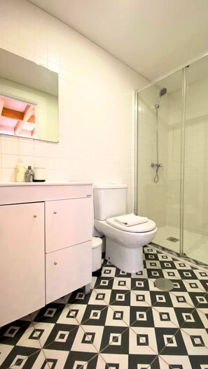 Douche, sèche-cheveux, serviettes fournies, savon