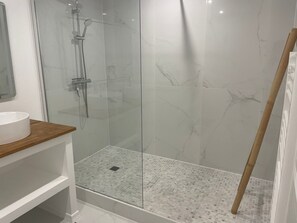 Haartrockner, Handtücher, Seife, Toilettenpapier