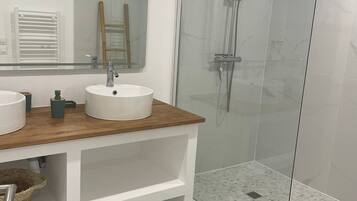 Sèche-cheveux, serviettes fournies, savon, papier toilette