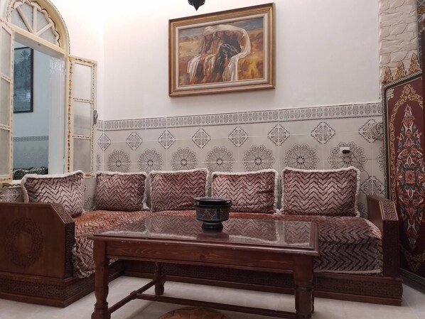 House, 2 Bedrooms, Smoking | Living room