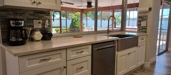 Spacious 3-bedroom house with HOT TUB and MOVIE THEATRE 8 minutes from RACEWAY