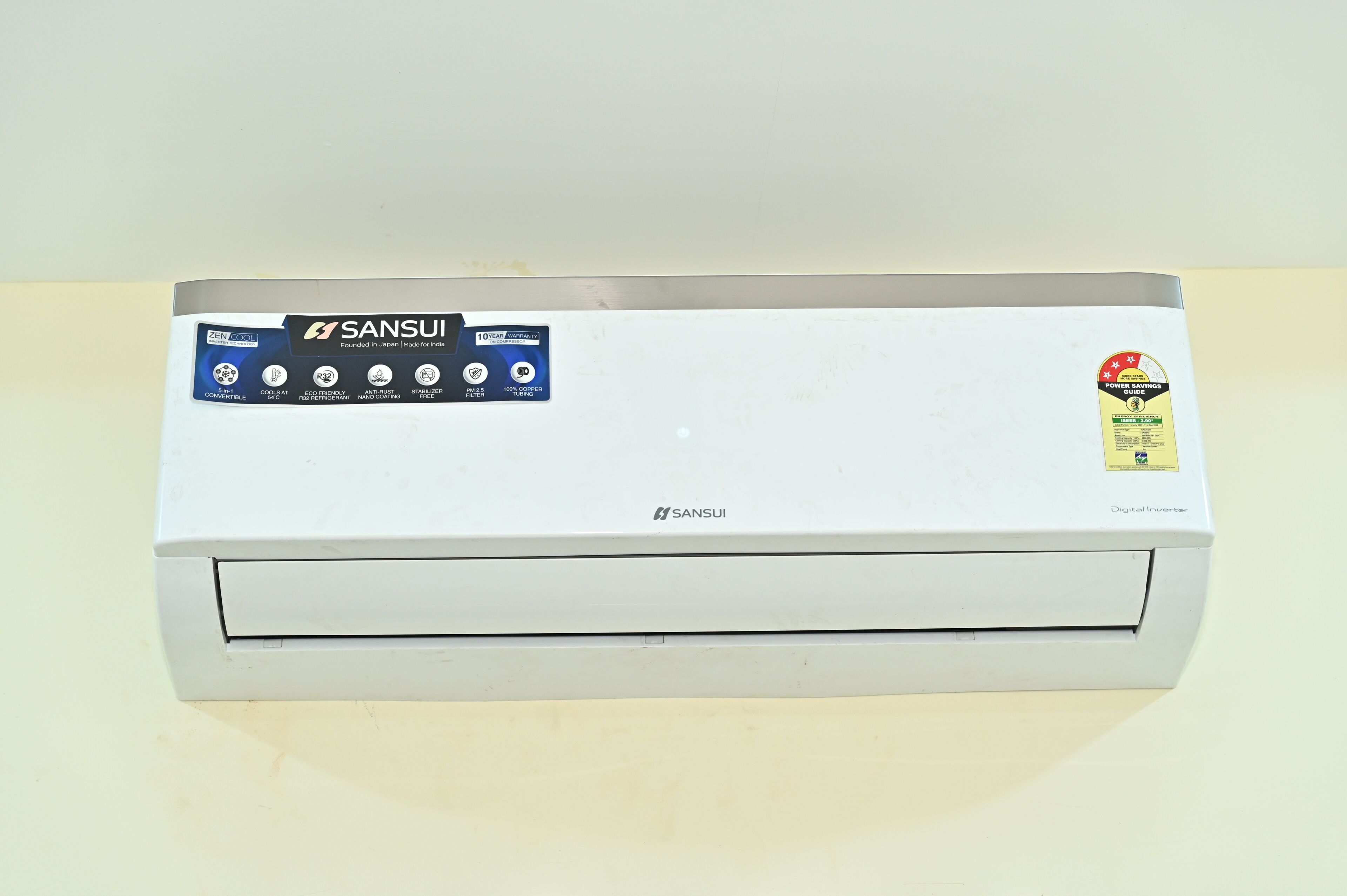 Aire condicionador digital inverter Sansui de color blanc fixat a la paret.