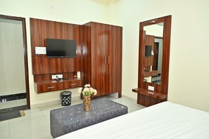 Quarto executivo, 1 cama King | Espaço de trabalho para notebook, Wi-Fi de cortesia