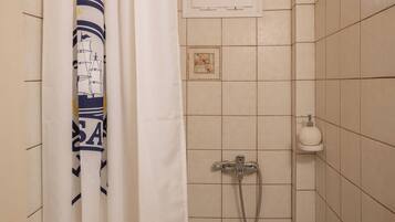 SĂšche-cheveux, serviettes fournies, shampoing, papier toilette