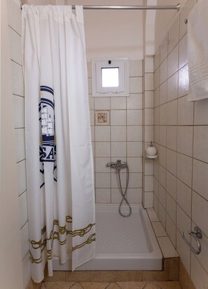 Hårtørrer, håndklæder, Shampoo, Toiletpapir