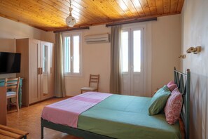 标准双人房或双床房, 城市景观 | 客房内保险箱、隔音、免费 WiFi