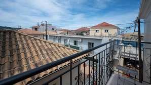 A residential area with terracotta-tiled roofs and balconies. - Hotel Patrai (Lefkada Town)