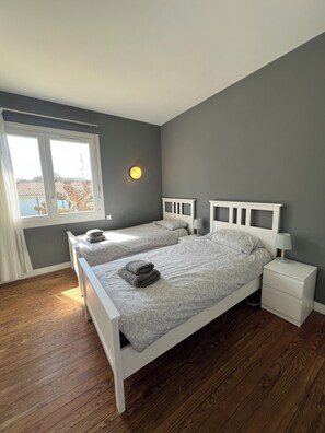 3 bedrooms, iron/ironing board, WiFi, bed sheets