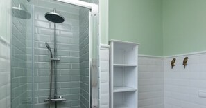 Een douche, een haardroger, handdoeken, toiletpapier