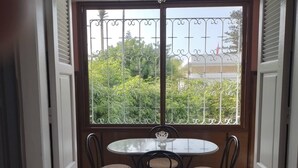 Apart Daire, 2 Yatak Odası, Sigara İçilebilir, Balkon | Yemek servisi