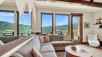 Smart TV, chimenea, videojuegos y libros