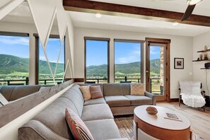 Smart-tv, een open haard, videospelletjes en boeken