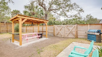 Apartment (2 Bedrooms) | Outdoor dining