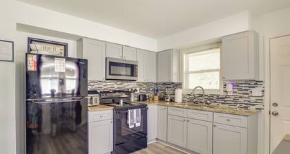 1 Mi to Truman Library: Apt w/ Large Yard!