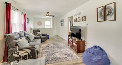 1 Mi to Truman Library: Apt w/ Large Yard!