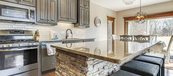 8 Mi to Lambeau Field: Family Home in De Pere!