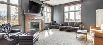 8 Mi to Lambeau Field: Family Home in De Pere!