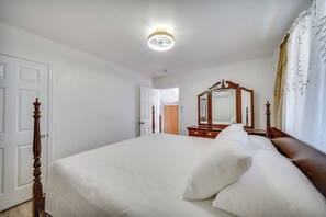 Apartment (2 Bedrooms) | Interior - Half-mi to Ocean View Beach Park: Modern Apartment (Norfolk)