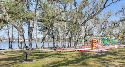 Walk to Lake: Fishing Retreat in Wewahitchka