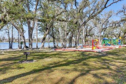 Walk to Lake: Fishing Retreat in Wewahitchka