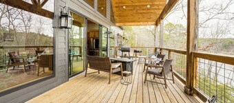 Lake Views & Golf Access at Secluded Drasco Lodge