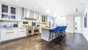 Fridge, microwave, oven, stovetop - Elegant & Unique Townhouse Near Battersea Park (London)