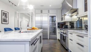 Fridge, microwave, oven, stovetop - Elegant & Unique Townhouse Near Battersea Park (London)