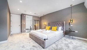 3 bedrooms, desk, iron/ironing board, free WiFi - Elegant & Unique Townhouse Near Battersea Park (London)