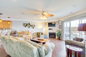 Apartment (3 Bedrooms) | Interior - 5th-floor Lakefront Condo: Elevator + Pool Access! (Osage Beach)