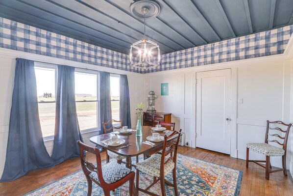 Interior - 5 Mi to Marion Reservoir: Wizard of Oz-themed Home (Hillsboro)