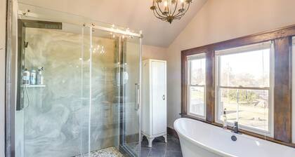 5 Mi to Marion Reservoir: Wizard of Oz-themed Home