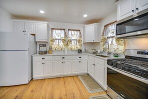 Apartment (2 Bedrooms) | Interior - Half-mi to Ocean View Beach Park: Modern Apartment (Norfolk)