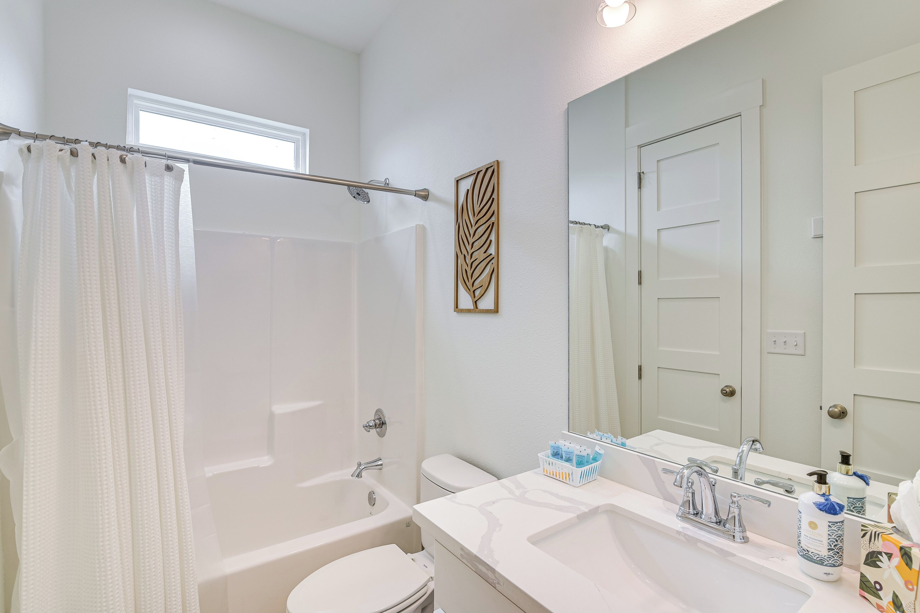 Une salle de bain avec une baignoire, des toilettes et un lavabo.