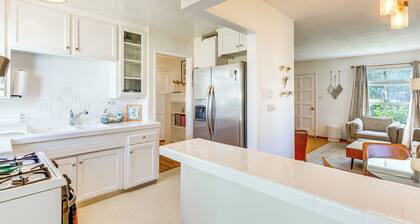 3 Mi to Universal Studios: Chic Home w/ Yard!