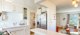 3 Mi to Universal Studios: Chic Home w/ Yard!