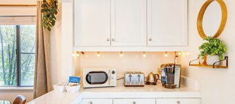 3 Mi to Universal Studios: Chic Home w/ Yard!