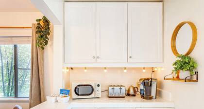 3 Mi to Universal Studios: Chic Home w/ Yard!