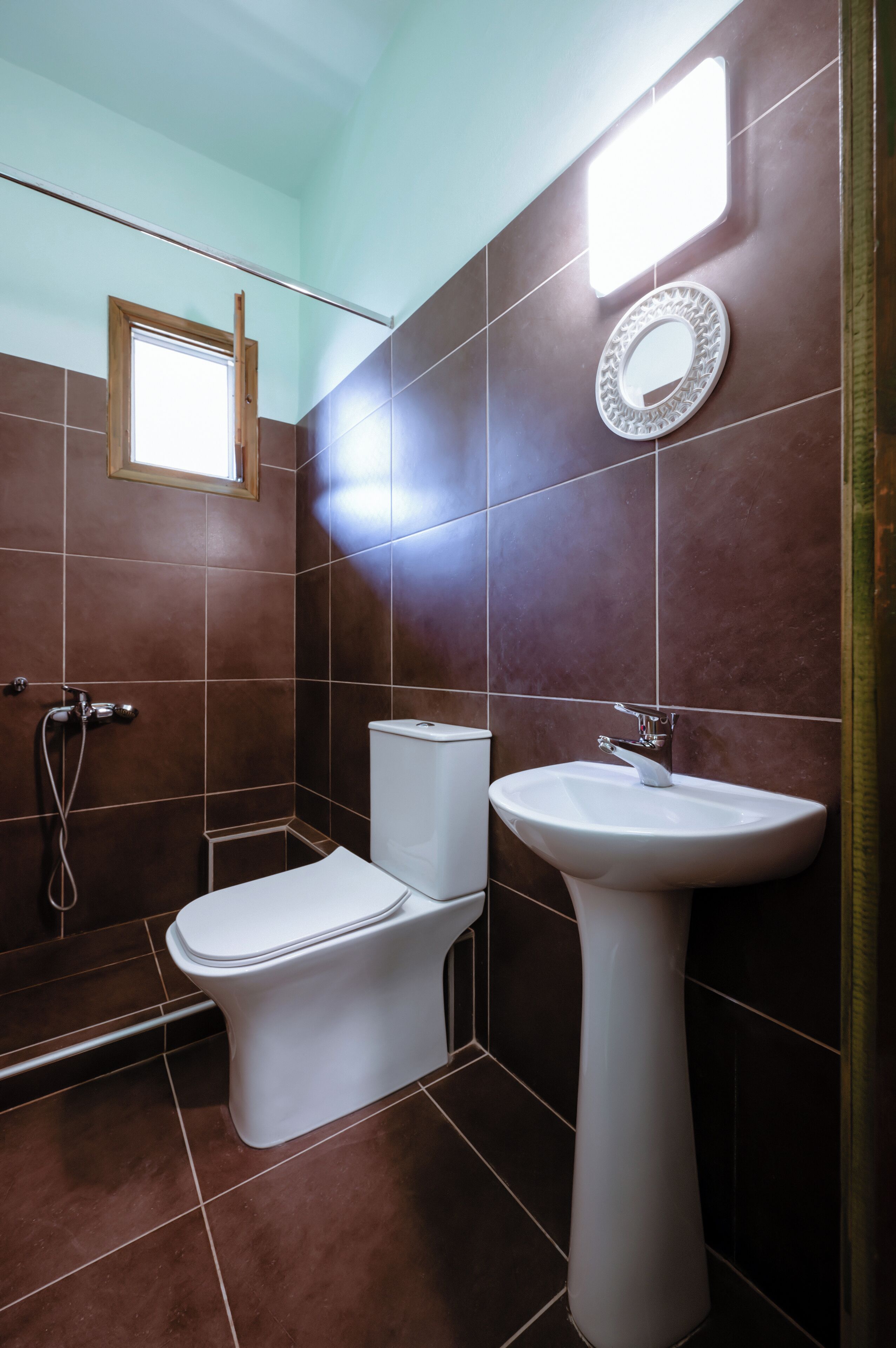 Een douche, handdoeken, shampoo, toiletpapier