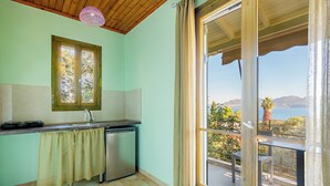 A kitchen with a window, a sink, and a dishwasher. - Old Boat (Nikiana)