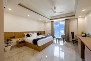 Premium bedding, down duvets, minibar, desk - Hotel Urban Oasis Near Millennium Metro  (Gurugram)