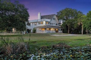 Exterior - Beautiful farmhouse 2Acres Estate, Hot Tub, Beach, Parks Trails, Bikes, Stadium (Palm Beach Gardens)