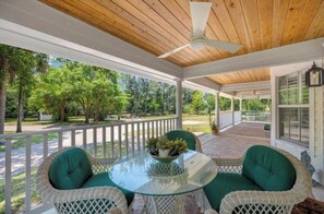 Outdoor dining - Beautiful farmhouse 2Acres Estate, Hot Tub, Beach, Parks Trails, Bikes, Stadium (Palm Beach Gardens)
