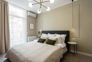 2 bedrooms, desk - Elegant & Bright 2BR - Steps From Old Town (Bucharest)