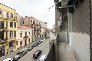 Apartment | 2 bedrooms, desk - Elegant & Bright 2BR - Steps From Old Town (Bucharest)