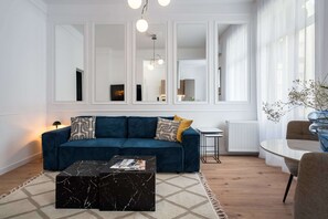 Huoneisto | 2 makuuhuonetta, työpöytä