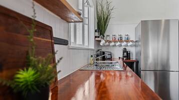 3 bedrooms, desk, Internet