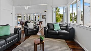 House | 3 bedrooms, desk, Internet