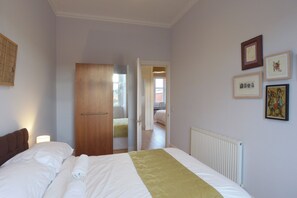 2 habitaciones, tabla de planchar con plancha, wifi y ropa de cama